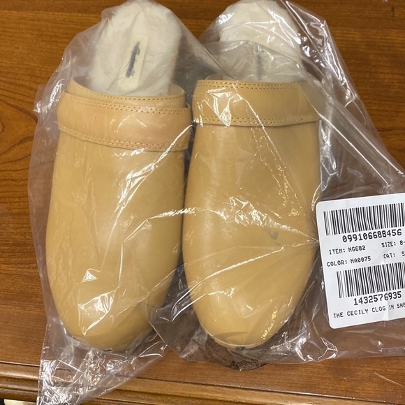 MadeWell Item NG682
The Cecily Clog in Shearling - Picture 4 of 5